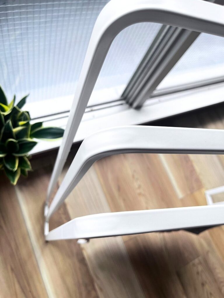 Close-up of the stand's matte white finish and smoothly bent bar corners