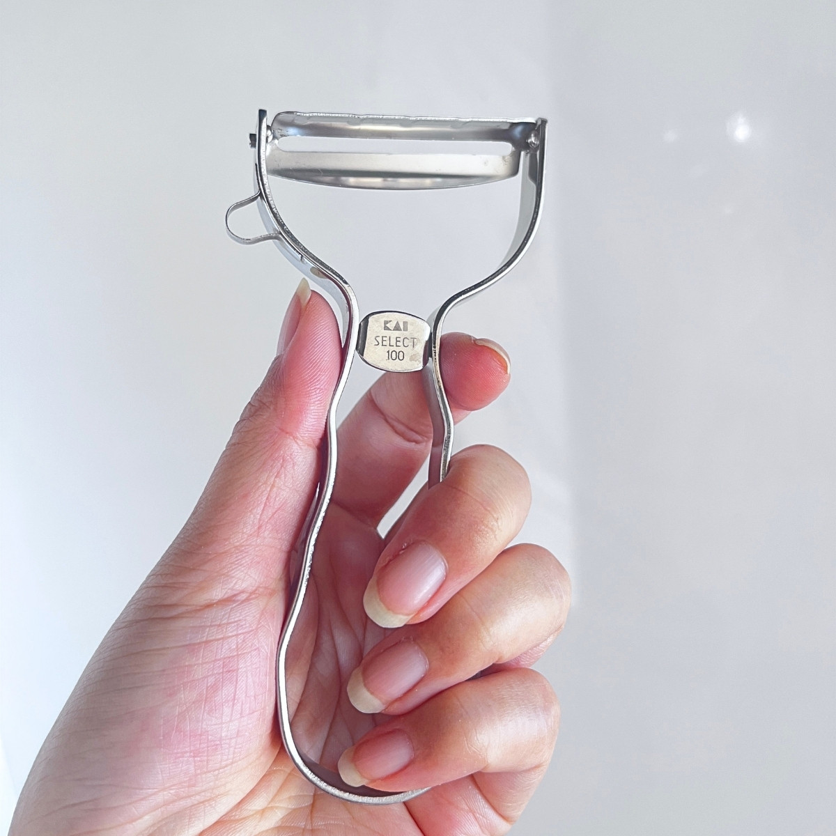 My left hand holding the Kai Select 100 peeler