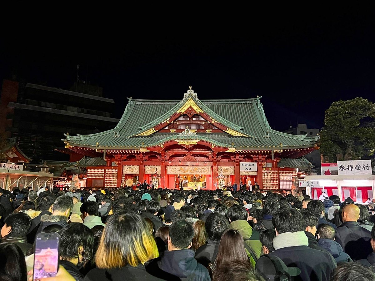 Crowds in front of Kanda Myojin Shrine late at night on New Year's